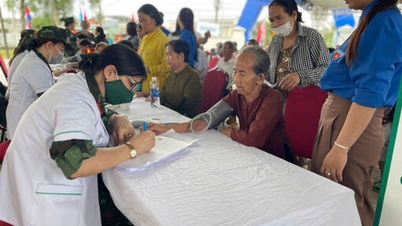 Vietnam - Cambodia Military Medicine: Free medical examination for people in Long Thuan commune