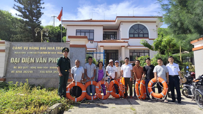 អាជ្ញាធរកំពង់ផែសមុទ្រ Nha Trang ប្រគល់អាវជីវិតចំនួន ៨០ អាវ និងឧបករណ៍សង្គ្រោះពិសេសចំនួន ៤០ ដល់សមាជិកនាវិក។
