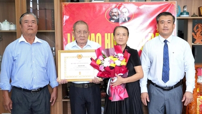 Lam Dong reikte op 7 november partijbadges uit aan 668 partijleden