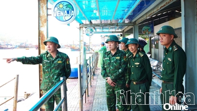 Zdeterminowani, by nie pozwolić nikomu wejść na tratwy, gdy sztorm numer 13 dotrze do lądu