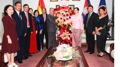 ভিয়েতনাম - কম্বোডিয়া ফ্রেন্ডশিপ অ্যাসোসিয়েশন কম্বোডিয়া রাজ্যের জাতীয় দিবসে অভিনন্দন জানিয়েছে