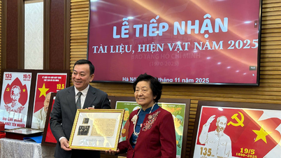 Ontvangst van documenten, foto's en schilderijen over president Ho Chi Minh