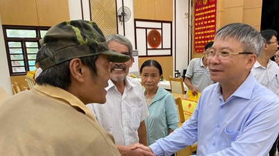 Ketua Dewan Rakyat Kota Nguyen Duc Dung mengunjungi dan memberikan bingkisan kepada warga yang terkena dampak banjir.