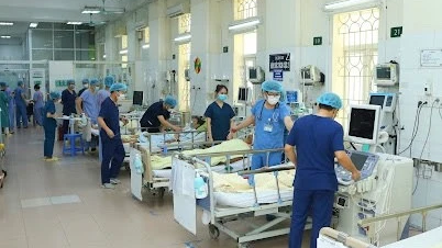 Redder livet til en kritisk syk europeisk turist under en reise i Vietnam