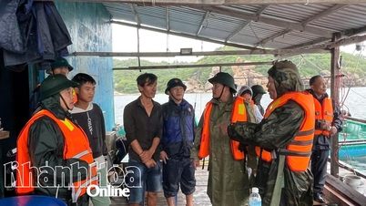 ຕາ​ແສງ​ນ້ຳ​ກ໋າຍ​ຮັ່ງ​ໄດ້​ປະ​ຕິ​ບັດ​ບັນ​ດາ​ກຳ​ມະ​ກອນ​ກຳ​ລັງ​ປະ​ກອບ​ກຳ​ມະ​ກອນ​ຂຶ້ນ​ກຳ​ລັງ​ເຮືອ​ໄປ​ເຖິງ​ຝັ່ງ​ຢ່າງ​ປອດ​ໄພ.