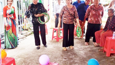 ຕາ​ແສງ ຮ່​ວາ​ດ້ຽນ ຈັດ​ຕັ້ງ​ງານ​ບຸນ​ນ້ຳ​ໃຈ​ສາ​ມັກ​ຄີ​ແຫ່ງ​ຊາດ​ຢູ່​ໝູ່​ບ້ານ Nui Trau