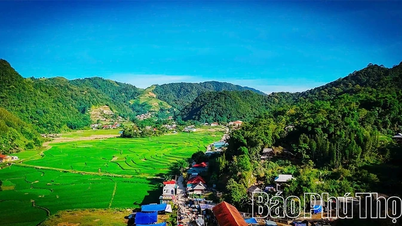 Wolken hangen boven de bergtoppen van Muongland