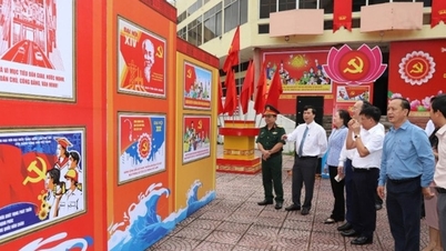 Utstilling av propagandamalerier i stor skala for partikongressen