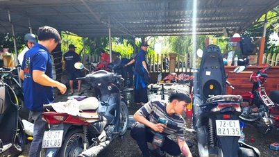 Sendika üyeleri ve gönüllüler, insanlara destek olmak için ücretsiz olarak araba tamir ediyor