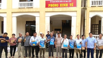 Komune Dai Loc melengkapkan 33 kampung dengan walkie-talkie untuk memastikan komunikasi sebagai tindak balas kepada ribut dan banjir.