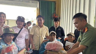 Da Nang'daki Halk Polisi Gazetesi'nin daimi ofisi, Hue ve Da Nang kentlerindeki sel mağdurlarına bağışta bulunuyor.