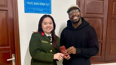 Penyerang Jamaika berhasil menemukan kembali ponselnya yang hilang di kantor polisi