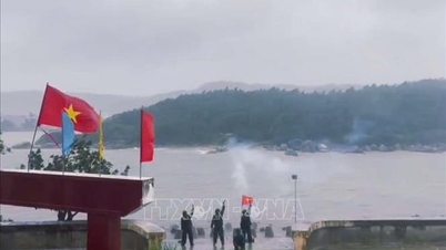 In de nacht van 6 november bereikte storm nr. 13 het vasteland via Quang Ngai - Dak Lak en zwakte geleidelijk af.