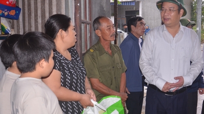 ທ່ານ​ຮອງ​ເລຂາ​ຄະນະ​ພັກ​ນະຄອນ ຟ້າ​ມດຶກ​ຕ໋ຽນ ​ໄດ້​ລົງ​ຢ້ຽມຢາມ ​ແລະ ມອບ​ຂອງຂວັນ​ໃຫ້​ບັນດາ​ຄອບຄົວ​ປະສົບ​ໄພ​ນ້ຳ​ຖ້ວມ.