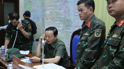 Başbakan Yardımcısı Tran Hong Ha, 13 numaralı fırtınanın karaya ulaşmasından hemen önce müdahale çalışmalarını denetledi ve gözden geçirdi.