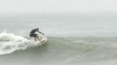 Khanh Hoa: แม้จะมีพายุ แต่บางคนก็ยังคงว่ายน้ำในทะเล