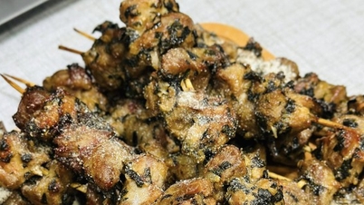 Вкусное блюдо для холодных дней: приготовление вкуснейших жареных шашлычков из свинины с солью и листьями бетеля в аэрофритюрнице.