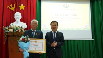 Komune Di Linh memberikan lencana Partai kepada 20 anggota partai