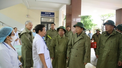 Tran Hong Ha miniszterelnök-helyettes egységeknél és helységekben ellenőrizte a 13. számú viharelhárítási munkálatokat.