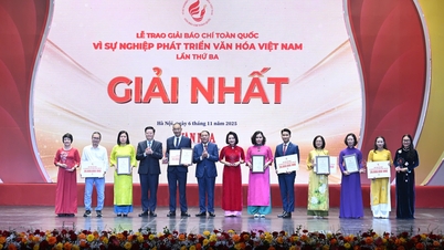 Honoring 98 outstanding individuals and groups at the 3rd National Press Award "For the cause of developing Vietnamese culture"