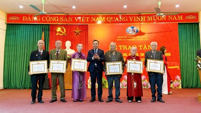 ۴۷ نفر از اعضای حزب Thanh Liet Ward مفتخر به دریافت نشان حزب شدند.