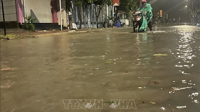 تسببت الأمواج التي اخترقت الجسر في حدوث فيضانات في منطقة سكنية في كوانج نجاي.