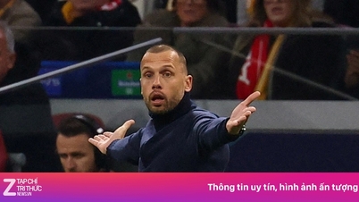 Ajax sa thải John Heitinga sau thảm họa Champions League