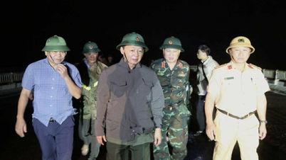 Ο αναπληρωτής πρωθυπουργός Τραν Χονγκ Χα επιθεώρησε τις ζημιές από την καταιγίδα εκείνο το βράδυ.