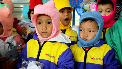 Warmte brengen aan kinderen die naar school gaan
