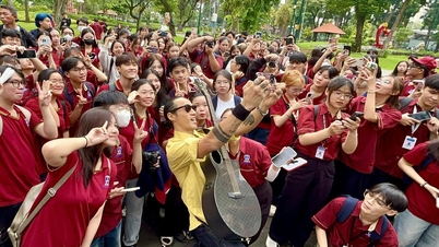 درس مثير في الهواء الطلق لطلاب جامعة نجوين تات ثانه والمغني فام آنه كوا