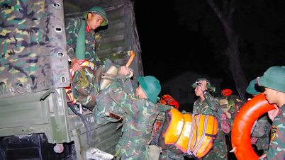 Người dân miền Trung lại trắng đêm ứng phó bão dữ
