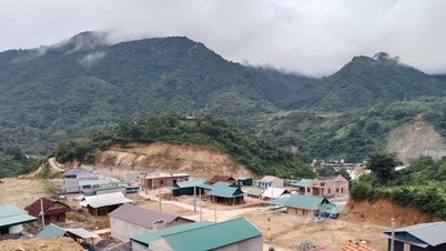 Orang ramai di kawasan banjir kilat Hoa Son 'menunggu elektrik, menunggu air' untuk berpindah ke kawasan penempatan semula
