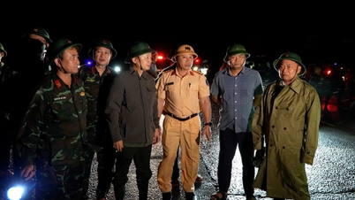 Timbalan Perdana Menteri Tran Hong Ha dan Setiausaha Parti Wilayah Thai Dai Ngoc memeriksa kerosakan yang disebabkan oleh ribut 13.