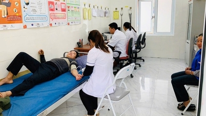 Comments on the Draft Documents of the 14th National Party Congress: Developing grassroots healthcare for the goal of comprehensive human development in Vietnam