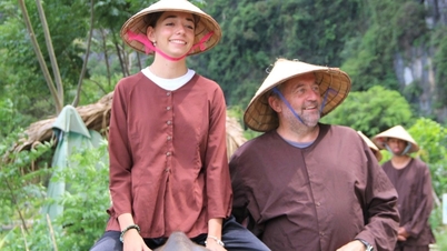 Los turistas occidentales gastan millones para montar búfalos y cultivar arroz en Ninh Binh.
