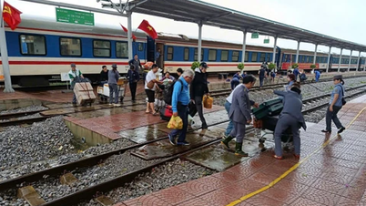 انقطاع خط السكة الحديد بين الشمال والجنوب وضرورة نقل الركاب بسبب العاصفة رقم 13