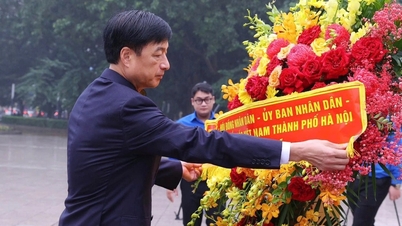 Hanojský ministr Nguyen Duy Ngoc nabízí květiny u Leninovy ​​sochy