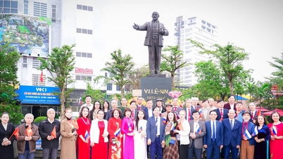 Asosiasi Persahabatan Vietnam - Rusia Provinsi Nghe An bertemu untuk merayakan ulang tahun ke-108 Revolusi Oktober di Rusia