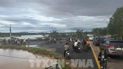 Sesuvy půdy přerušily dopravu, mnoho oblastí v Gia Lai je zaplaveno