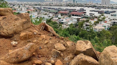 Landslide danger on Phuoc Dinh - Ca Na coastal road