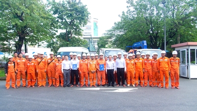 13호 폭풍 이후 Gia Lai에 전력망 복구 지원을 위한 충격 부대 파견