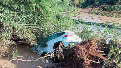 ជួយសង្គ្រោះមនុស្ស២នាក់ក្នុងរថយន្តមួយគ្រឿងបានលិចបាត់ដោយទឹកជំនន់នៅ Dak Lak
