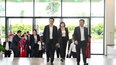 Bộ trưởng Bộ Công Thương Việt Nam và Lào làm việc tại Nhà máy Ô tô Thành Công Việt Hưng