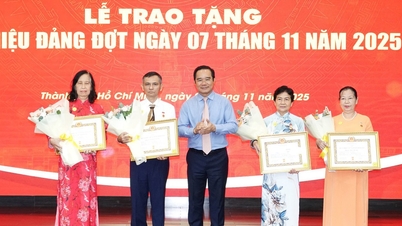 President Nguyen Van Duoc awarded the Party badge on the occasion of the anniversary of the October Revolution in Russia.