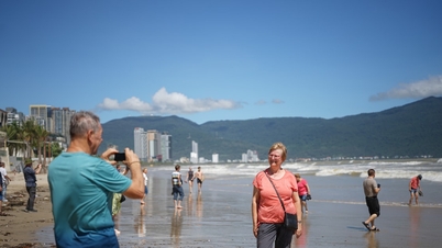 Pláž My Khe vítá po bouři č. 13 mnoho turistů