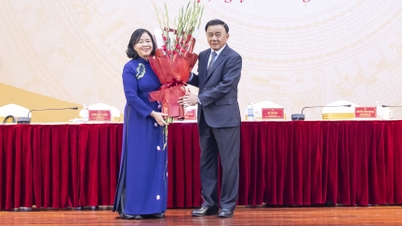 លោកស្រី Bui Thi Minh Hoai កាន់តំណែងជាប្រធានគណៈកម្មាធិការមជ្ឈិមរណសិរ្សមាតុភូមិវៀតណាមអាណត្តិទី១០។