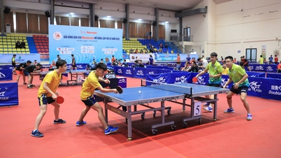 De feestelijke opening van het tafeltennistoernooi van de Hanoi Moi Newspaper 2025