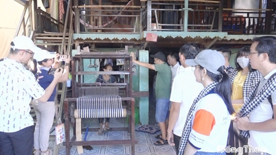 ຮ້ອຍປີຂອງຜ້າພັນຄໍແມ່ຂອງຂ້ອຍ