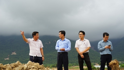 អនុប្រធានគណៈកម្មាធិការប្រជាជនខេត្ត Lam Dong លោក Dinh Van Tuan បានទៅសួរសុខទុក្ខគ្រួសារជនរងគ្រោះ និងបានទៅមើលទិដ្ឋភាពនៃការបាក់អាងស្តុកទឹកនៅ Tuy Phong។