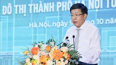 Stały wiceprzewodniczący Duong Duc Tuan kieruje pracą Komitetu Ludowego Hanoi.